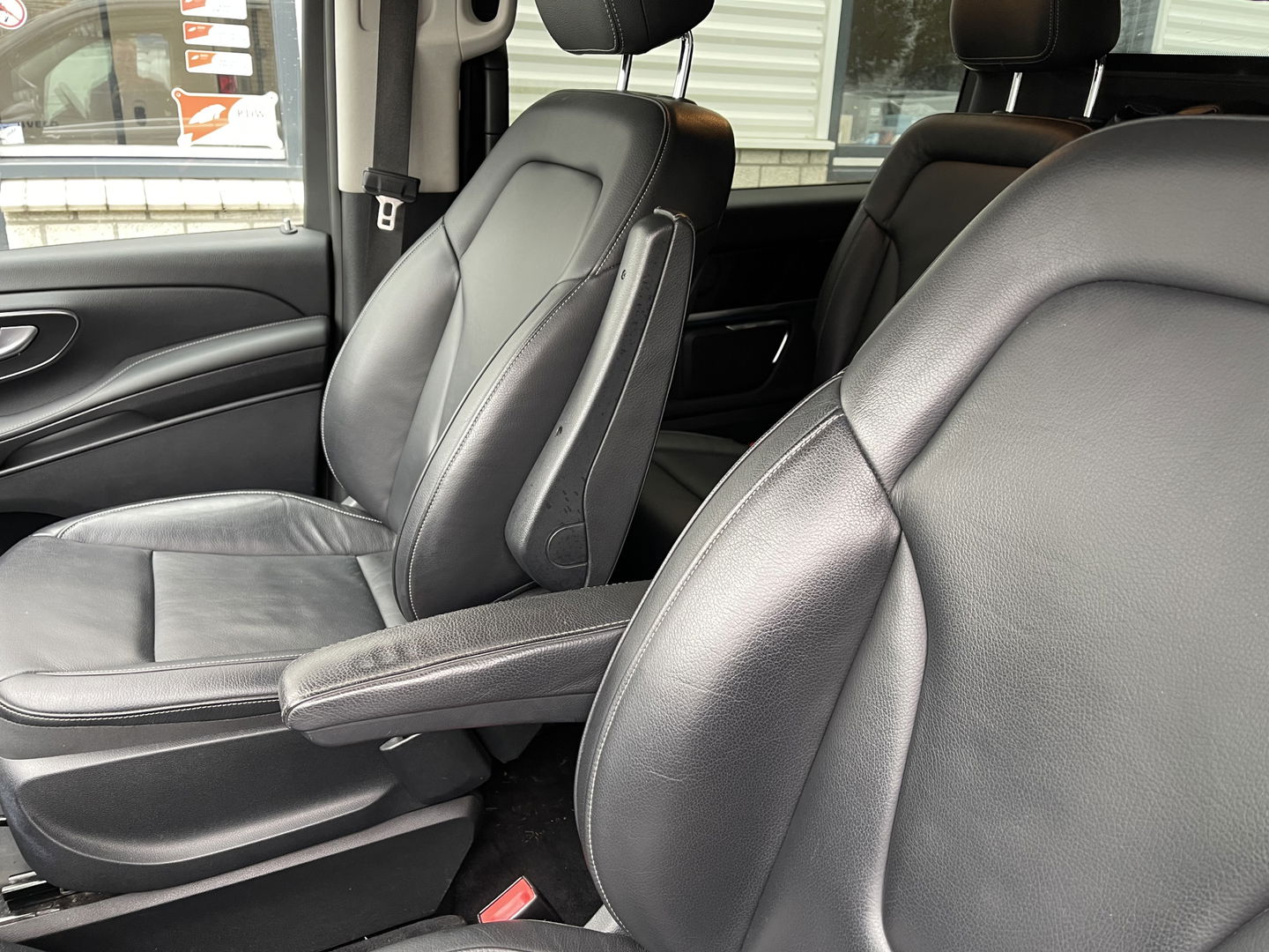 Mercedes-Benz V-Klasse 250d 190pk automaat Lang L2H1 DC 5 persoons Avantgarde / vaste prijs rijklaar € 39.950 marge / lease vanaf € 652 / zwart leer / electrische schuifdeuren / zwart metallic / burmester