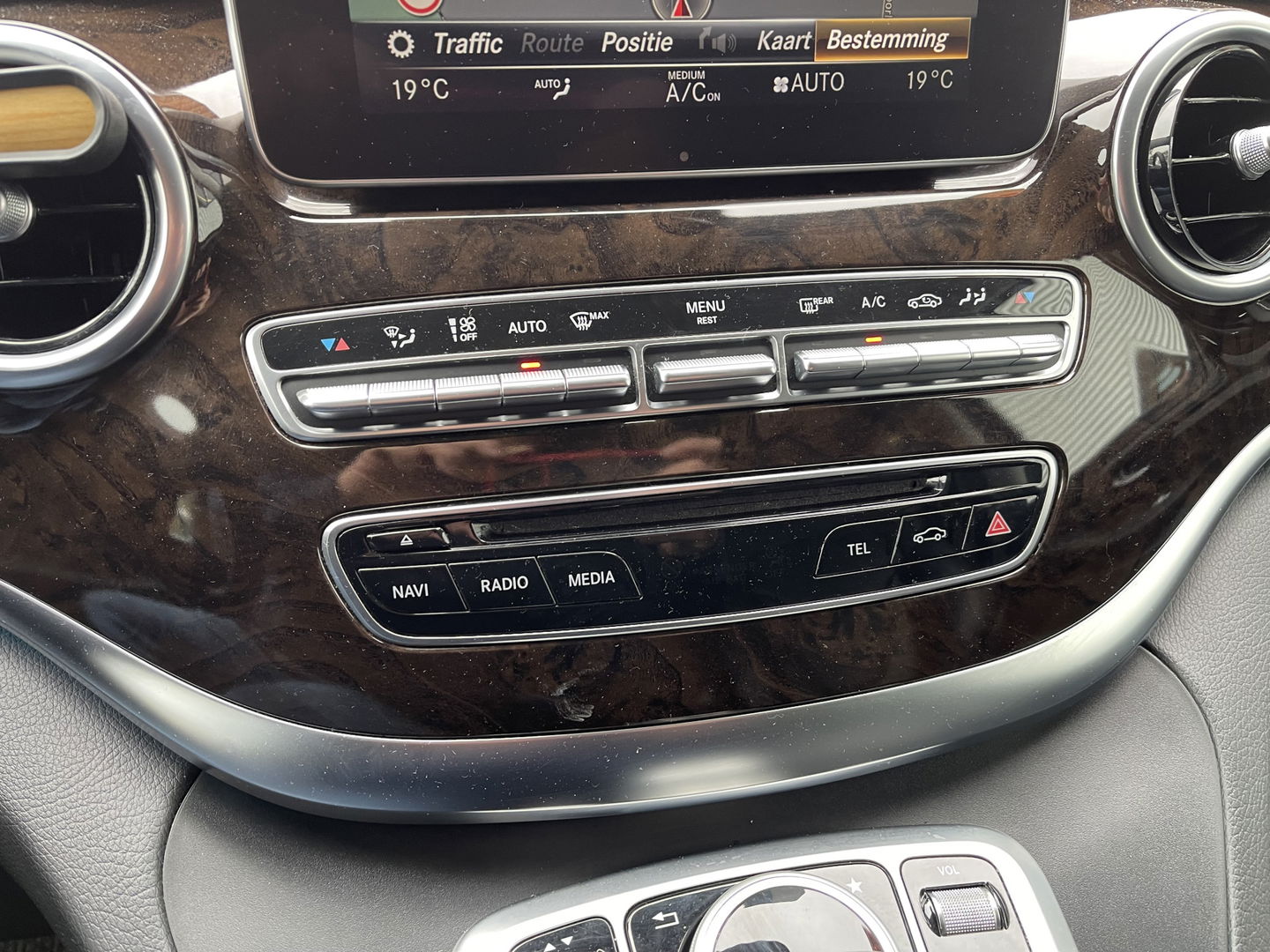 Mercedes-Benz V-Klasse 250d 190pk automaat Lang L2H1 DC 5 persoons Avantgarde / vaste prijs rijklaar € 39.950 marge / lease vanaf € 652 / zwart leer / electrische schuifdeuren / zwart metallic / burmester