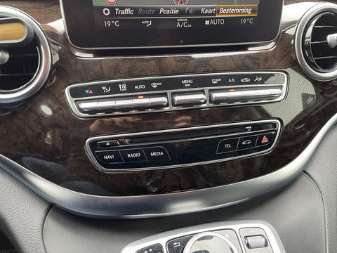 Mercedes-Benz V-Klasse 250d 190pk automaat Lang L2H1 DC 5 persoons Avantgarde / vaste prijs rijklaar € 39.950 marge / lease vanaf € 652 / zwart leer / electrische schuifdeuren / zwart metallic / burmester