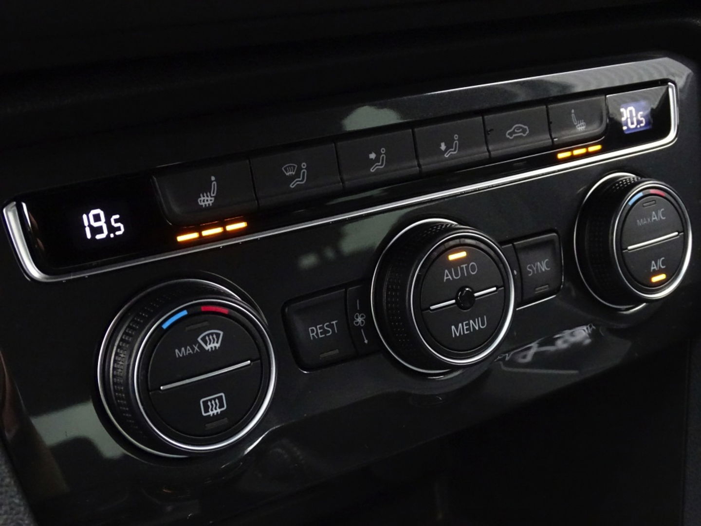 Volkswagen Tiguan 1.5 TSI 150PK automaat / Highline / R-line / LED *NAP*