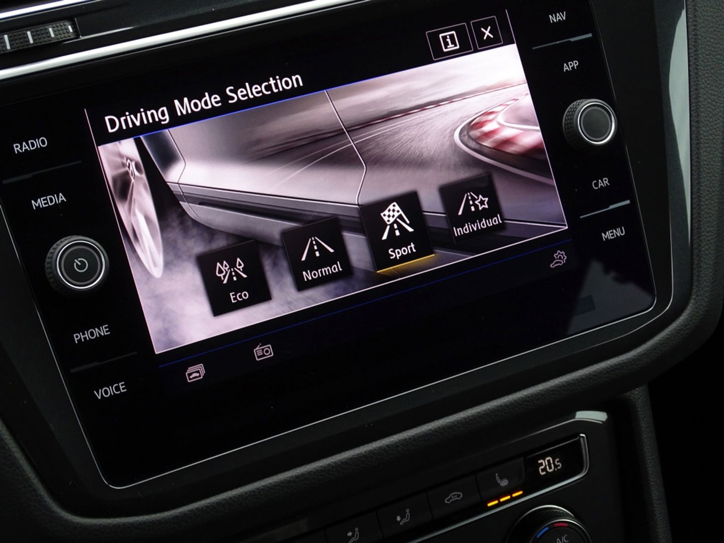 Volkswagen Tiguan 1.5 TSI 150PK automaat / Highline / R-line / LED *NAP*