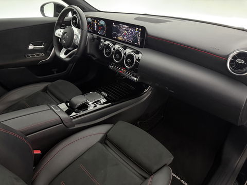 Mercedes-Benz A-Klasse 200 AMG | Pano | Virtual | Camera | LED | Parkeersens. | NAP