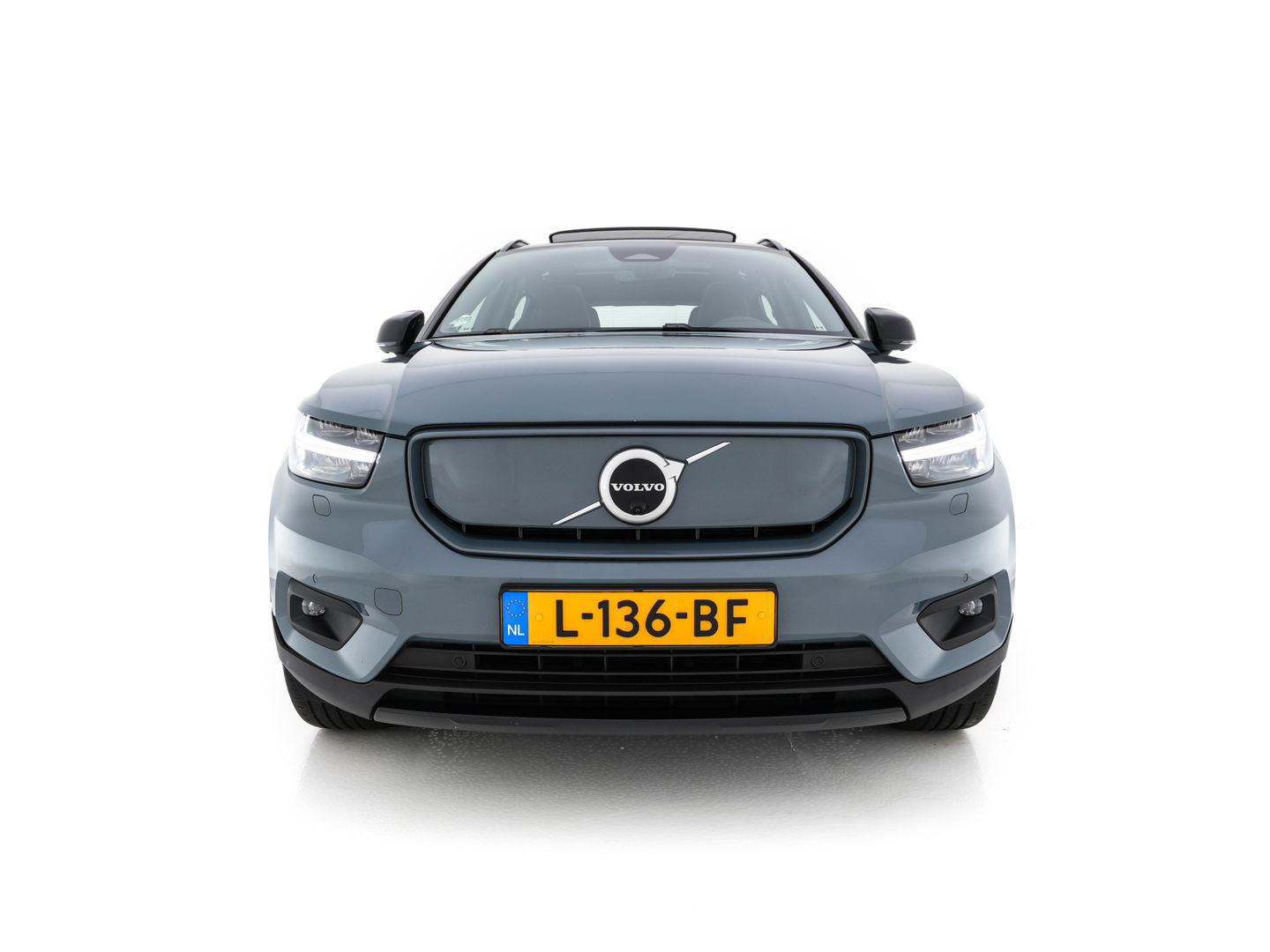 Volvo XC40 Recharge P8 AWD R-Design [ 3-Fase ] {SOH-91%} (INCL-BTW) *PANO | FULL-LEATHER | DIGI-COCKPIT | FULL-LED | MEMORY-PACK | HARMAN/KARDON | TOP-VIEW | CARPLAY | NAVI-FULLMAP | ECC | PDC | KEYLESS | HEATED-SPORTSEATS | BLIS | CAPLAY | 19"ALU*