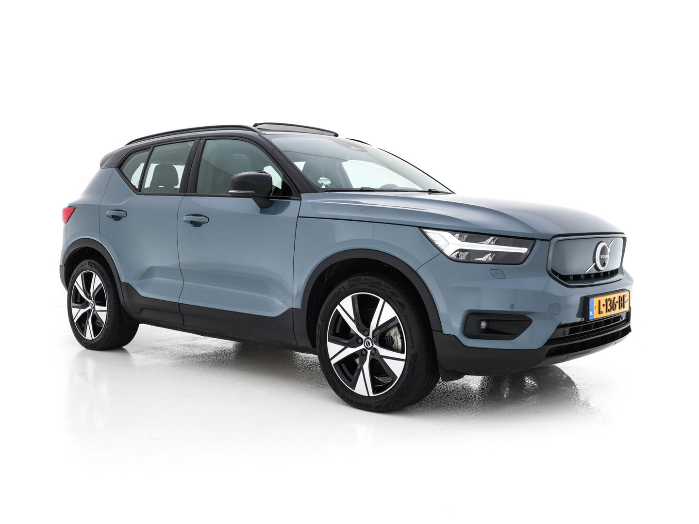 Volvo XC40 Recharge P8 AWD R-Design [ 3-Fase ] {SOH-91%} (INCL-BTW) *PANO | FULL-LEATHER | DIGI-COCKPIT | FULL-LED | MEMORY-PACK | HARMAN/KARDON | TOP-VIEW | CARPLAY | NAVI-FULLMAP | ECC | PDC | KEYLESS | HEATED-SPORTSEATS | BLIS | CAPLAY | 19"ALU*