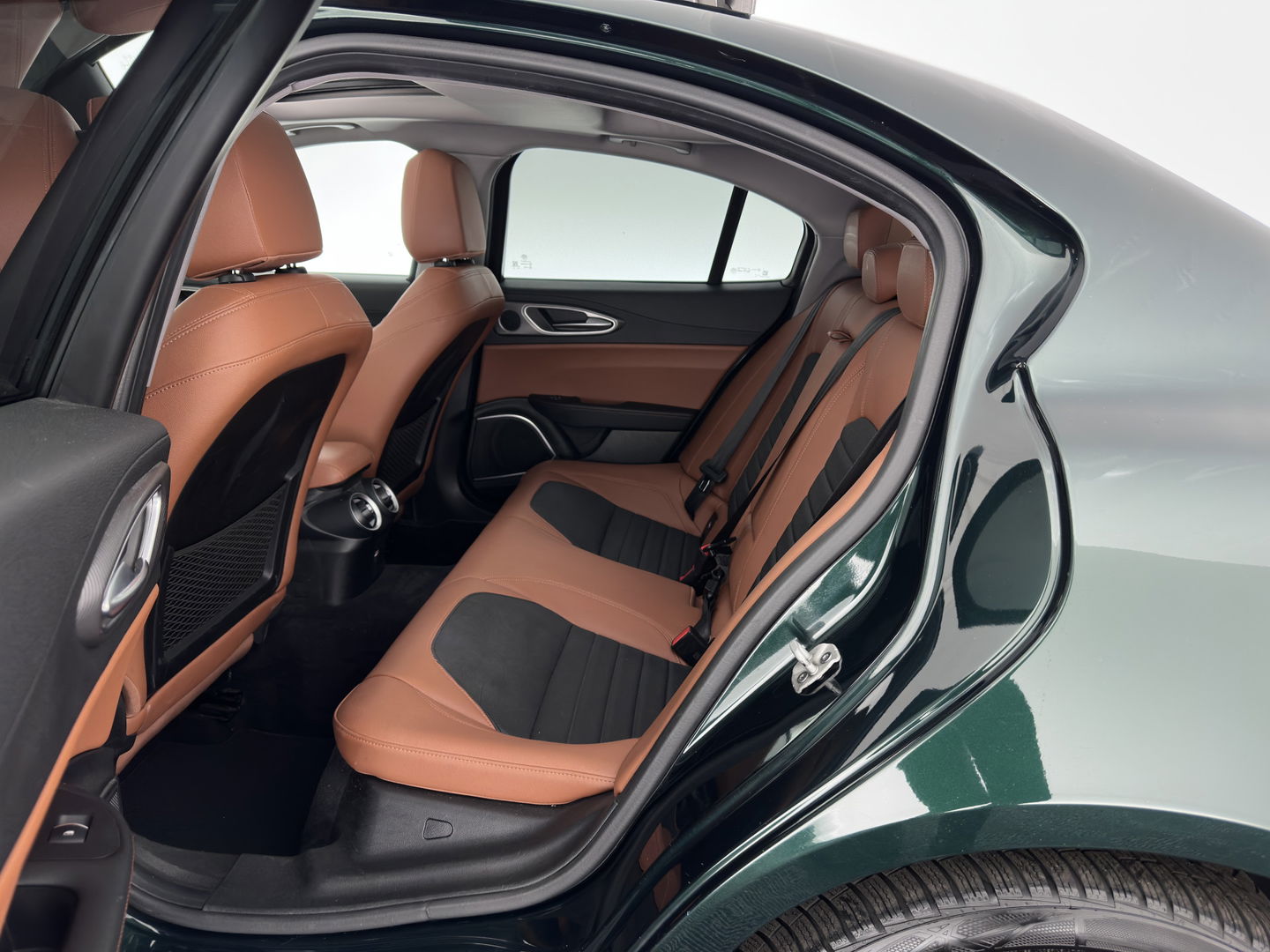 Alfa Romeo Giulia 2.0T Sprint (INCL.BTW) Aut. *PANO | LEATHER-FABRIC | XENON | ADAPTIVE-CRUISE | BLIND-SPOT | SPORTSEATS | CAMERA | NAVI-FULLMAP | DAB+ | SHIFT-PADDLES | PRIVACY-GLASS | ECC | 18"ALU*