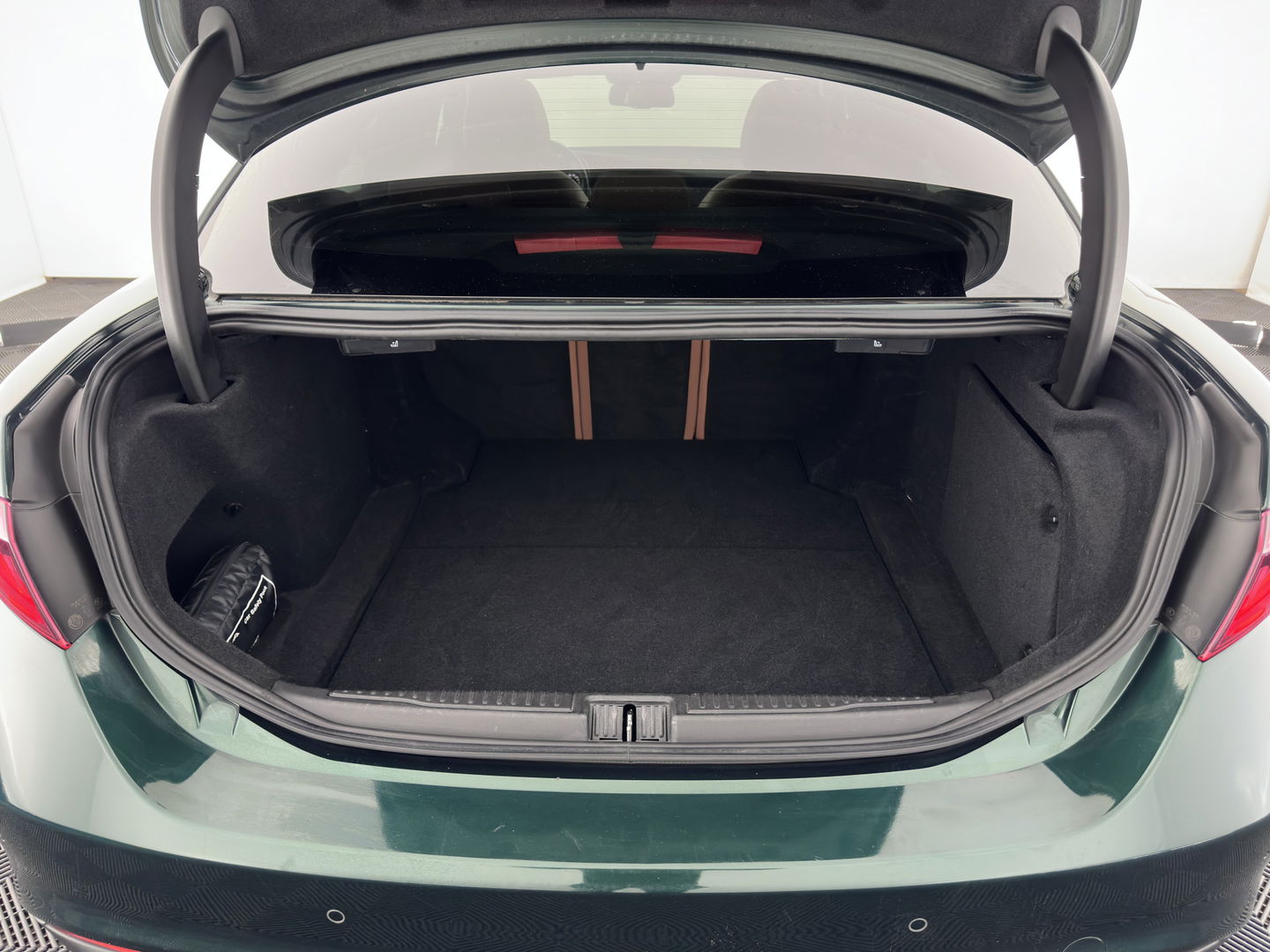 Alfa Romeo Giulia 2.0T Sprint (INCL-BTW) Aut. *PANO | LEATHER-FABRIC | XENON | ADAPTIVE-CRUISE | BLIND-SPOT | SPORTSEATS | CAMERA | NAVI-FULLMAP | DAB+ | SHIFT-PADDLES | PRIVACY-GLASS | LANE-ASSIST | BLINDSPOT | KEYLESS |