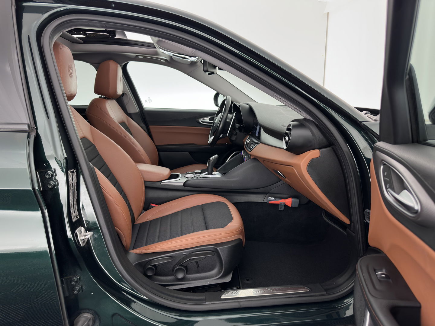 Alfa Romeo Giulia 2.0T Sprint (INCL-BTW) Aut. *PANO | LEATHER-FABRIC | XENON | ADAPTIVE-CRUISE | BLIND-SPOT | SPORTSEATS | CAMERA | NAVI-FULLMAP | DAB+ | SHIFT-PADDLES | PRIVACY-GLASS | LANE-ASSIST | BLINDSPOT | KEYLESS |