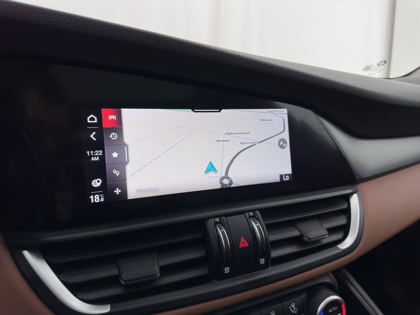 Alfa Romeo Giulia 2.0T Sprint (INCL-BTW) Aut. *PANO | LEATHER-FABRIC | XENON | ADAPTIVE-CRUISE | BLIND-SPOT | SPORTSEATS | CAMERA | NAVI-FULLMAP | DAB+ | SHIFT-PADDLES | PRIVACY-GLASS | LANE-ASSIST | BLINDSPOT | KEYLESS |