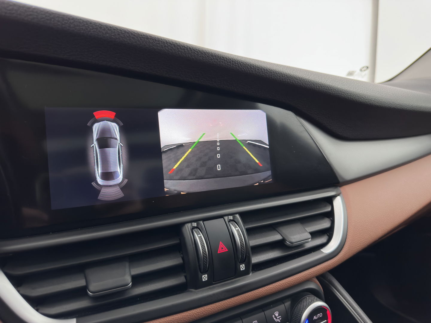 Alfa Romeo Giulia 2.0T Sprint (INCL.BTW) Aut. *PANO | LEATHER-FABRIC | XENON | ADAPTIVE-CRUISE | BLIND-SPOT | SPORTSEATS | CAMERA | NAVI-FULLMAP | DAB+ | SHIFT-PADDLES | PRIVACY-GLASS | ECC | 18"ALU*