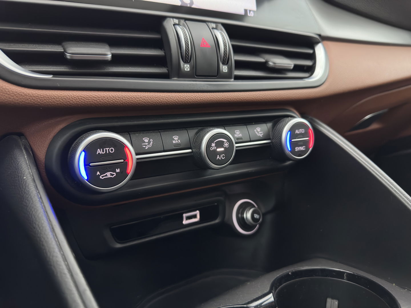 Alfa Romeo Giulia 2.0T Sprint (INCL.BTW) Aut. *PANO | LEATHER-FABRIC | XENON | ADAPTIVE-CRUISE | BLIND-SPOT | SPORTSEATS | CAMERA | NAVI-FULLMAP | DAB+ | SHIFT-PADDLES | PRIVACY-GLASS | ECC | 18"ALU*