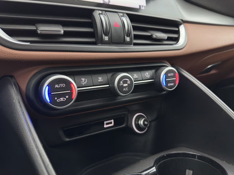 Alfa Romeo Giulia 2.0T Sprint (INCL.BTW) Aut. *PANO | LEATHER-FABRIC | XENON | ADAPTIVE-CRUISE | BLIND-SPOT | SPORTSEATS | CAMERA | NAVI-FULLMAP | DAB+ | SHIFT-PADDLES | PRIVACY-GLASS | ECC | 18"ALU*