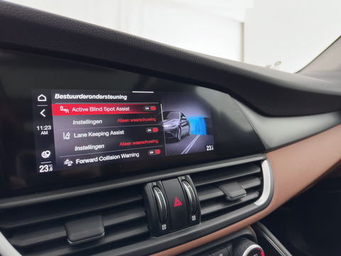 Alfa Romeo Giulia 2.0T Sprint (INCL.BTW) Aut. *PANO | LEATHER-FABRIC | XENON | ADAPTIVE-CRUISE | BLIND-SPOT | SPORTSEATS | CAMERA | NAVI-FULLMAP | DAB+ | SHIFT-PADDLES | PRIVACY-GLASS | ECC | 18"ALU*