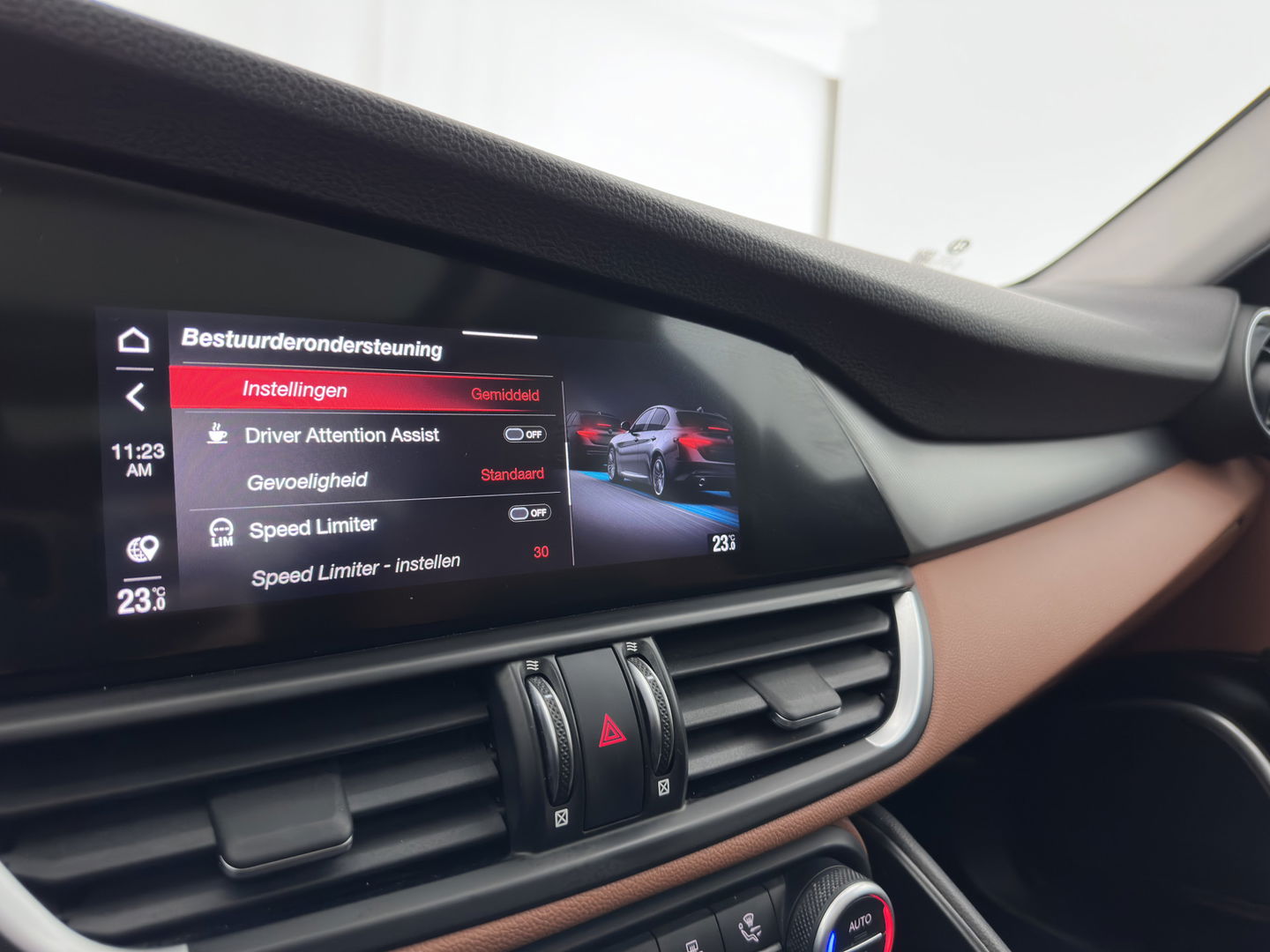 Alfa Romeo Giulia 2.0T Sprint (INCL-BTW) Aut. *PANO | LEATHER-FABRIC | XENON | ADAPTIVE-CRUISE | BLIND-SPOT | SPORTSEATS | CAMERA | NAVI-FULLMAP | DAB+ | SHIFT-PADDLES | PRIVACY-GLASS | LANE-ASSIST | BLINDSPOT | KEYLESS |