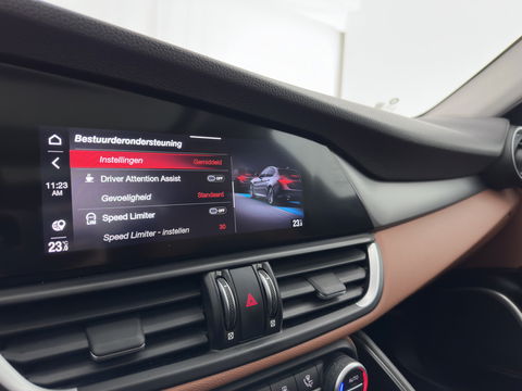 Alfa Romeo Giulia 2.0T Sprint (INCL.BTW) Aut. *PANO | LEATHER-FABRIC | XENON | ADAPTIVE-CRUISE | BLIND-SPOT | SPORTSEATS | CAMERA | NAVI-FULLMAP | DAB+ | SHIFT-PADDLES | PRIVACY-GLASS | ECC | 18"ALU*