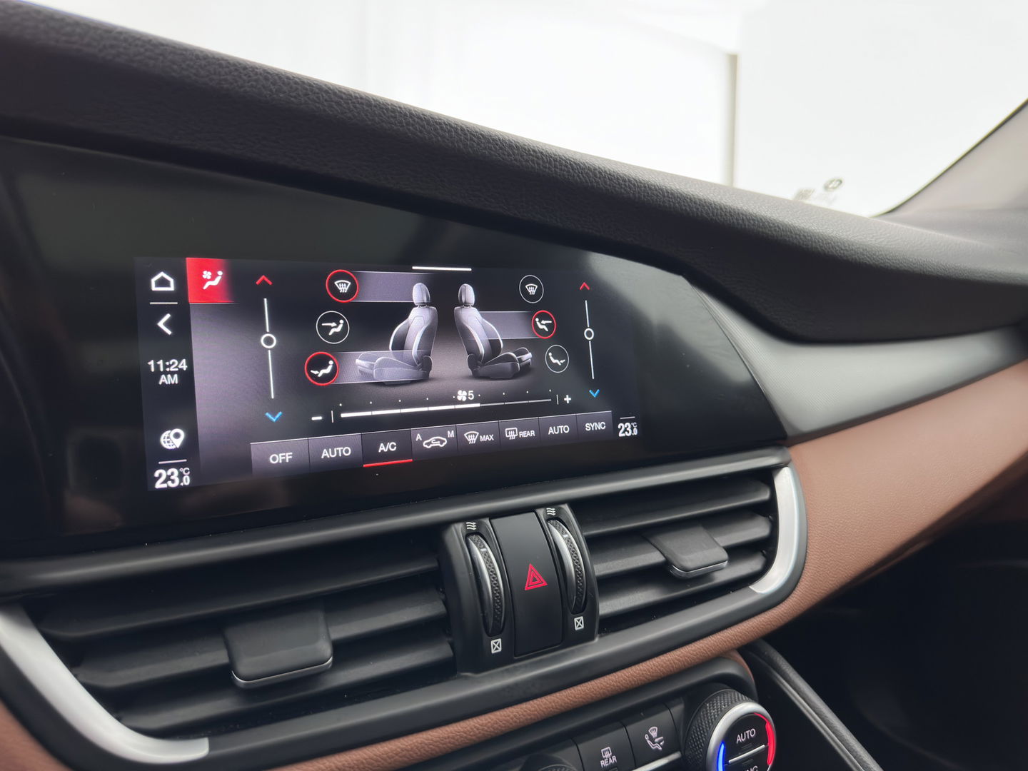 Alfa Romeo Giulia 2.0T Sprint (INCL.BTW) Aut. *PANO | LEATHER-FABRIC | XENON | ADAPTIVE-CRUISE | BLIND-SPOT | SPORTSEATS | CAMERA | NAVI-FULLMAP | DAB+ | SHIFT-PADDLES | PRIVACY-GLASS | ECC | 18"ALU*