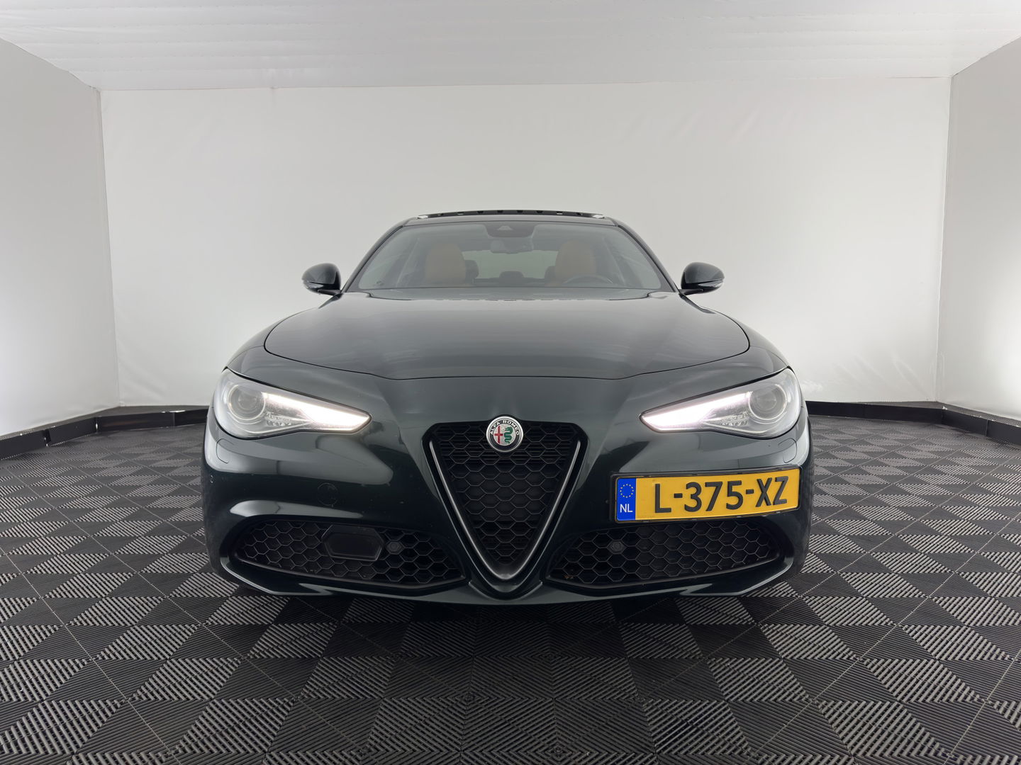 Alfa Romeo Giulia 2.0T Sprint (INCL-BTW) Aut. *PANO | LEATHER-FABRIC | XENON | ADAPTIVE-CRUISE | BLIND-SPOT | SPORTSEATS | CAMERA | NAVI-FULLMAP | DAB+ | SHIFT-PADDLES | PRIVACY-GLASS | LANE-ASSIST | BLINDSPOT | KEYLESS |