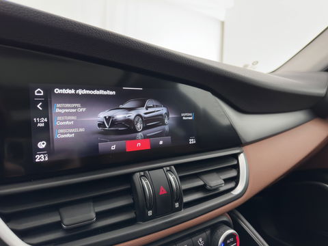 Alfa Romeo Giulia 2.0T Sprint (INCL.BTW) Aut. *PANO | LEATHER-FABRIC | XENON | ADAPTIVE-CRUISE | BLIND-SPOT | SPORTSEATS | CAMERA | NAVI-FULLMAP | DAB+ | SHIFT-PADDLES | PRIVACY-GLASS | ECC | 18"ALU*