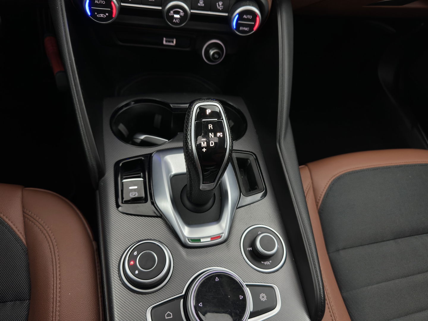 Alfa Romeo Giulia 2.0T Sprint (INCL-BTW) Aut. *PANO | LEATHER-FABRIC | XENON | ADAPTIVE-CRUISE | BLIND-SPOT | SPORTSEATS | CAMERA | NAVI-FULLMAP | DAB+ | SHIFT-PADDLES | PRIVACY-GLASS | LANE-ASSIST | BLINDSPOT | KEYLESS |