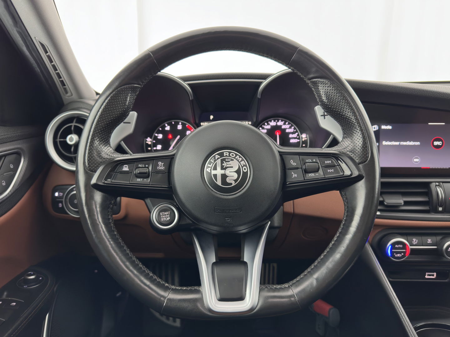 Alfa Romeo Giulia 2.0T Sprint (INCL-BTW) Aut. *PANO | LEATHER-FABRIC | XENON | ADAPTIVE-CRUISE | BLIND-SPOT | SPORTSEATS | CAMERA | NAVI-FULLMAP | DAB+ | SHIFT-PADDLES | PRIVACY-GLASS | LANE-ASSIST | BLINDSPOT | KEYLESS |