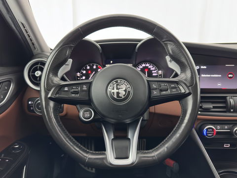 Alfa Romeo Giulia 2.0T Sprint (INCL.BTW) Aut. *PANO | LEATHER-FABRIC | XENON | ADAPTIVE-CRUISE | BLIND-SPOT | SPORTSEATS | CAMERA | NAVI-FULLMAP | DAB+ | SHIFT-PADDLES | PRIVACY-GLASS | ECC | 18"ALU*