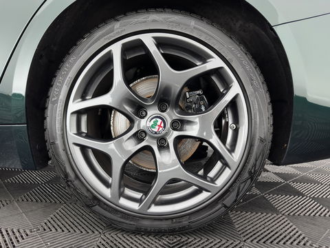 Alfa Romeo Giulia 2.0T Sprint (INCL.BTW) Aut. *PANO | LEATHER-FABRIC | XENON | ADAPTIVE-CRUISE | BLIND-SPOT | SPORTSEATS | CAMERA | NAVI-FULLMAP | DAB+ | SHIFT-PADDLES | PRIVACY-GLASS | ECC | 18"ALU*