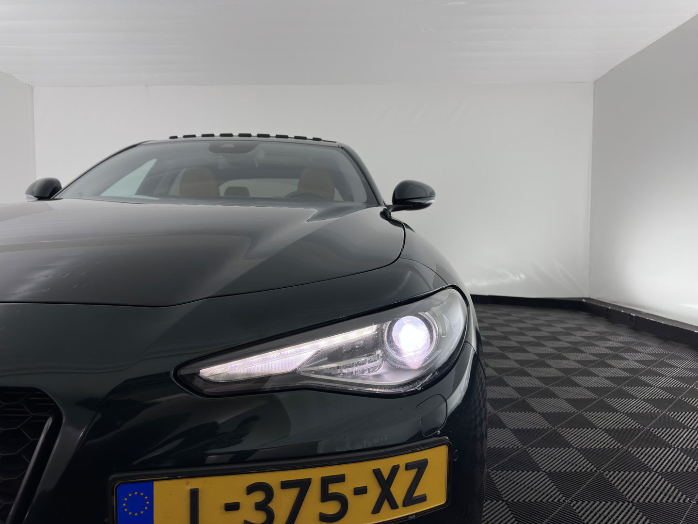 Alfa Romeo Giulia 2.0T Sprint (INCL.BTW) Aut. *PANO | LEATHER-FABRIC | XENON | ADAPTIVE-CRUISE | BLIND-SPOT | SPORTSEATS | CAMERA | NAVI-FULLMAP | DAB+ | SHIFT-PADDLES | PRIVACY-GLASS | ECC | 18"ALU*