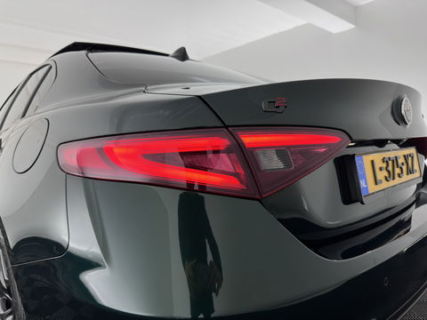 Alfa Romeo Giulia 2.0T Sprint (INCL.BTW) Aut. *PANO | LEATHER-FABRIC | XENON | ADAPTIVE-CRUISE | BLIND-SPOT | SPORTSEATS | CAMERA | NAVI-FULLMAP | DAB+ | SHIFT-PADDLES | PRIVACY-GLASS | ECC | 18"ALU*