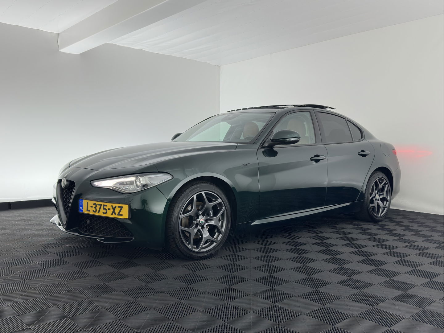 Alfa Romeo Giulia 2.0T Sprint (INCL.BTW) Aut. *PANO | LEATHER-FABRIC | XENON | ADAPTIVE-CRUISE | BLIND-SPOT | SPORTSEATS | CAMERA | NAVI-FULLMAP | DAB+ | SHIFT-PADDLES | PRIVACY-GLASS | ECC | 18"ALU*