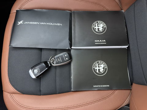 Alfa Romeo Giulia 2.0T Sprint (INCL.BTW) Aut. *PANO | LEATHER-FABRIC | XENON | ADAPTIVE-CRUISE | BLIND-SPOT | SPORTSEATS | CAMERA | NAVI-FULLMAP | DAB+ | SHIFT-PADDLES | PRIVACY-GLASS | ECC | 18"ALU*