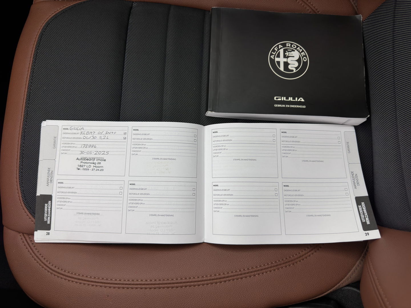 Alfa Romeo Giulia 2.0T Sprint (INCL.BTW) Aut. *PANO | LEATHER-FABRIC | XENON | ADAPTIVE-CRUISE | BLIND-SPOT | SPORTSEATS | CAMERA | NAVI-FULLMAP | DAB+ | SHIFT-PADDLES | PRIVACY-GLASS | ECC | 18"ALU*