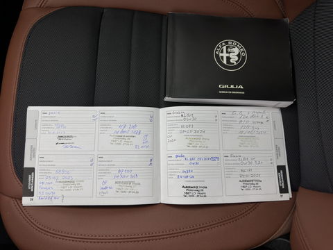 Alfa Romeo Giulia 2.0T Sprint (INCL.BTW) Aut. *PANO | LEATHER-FABRIC | XENON | ADAPTIVE-CRUISE | BLIND-SPOT | SPORTSEATS | CAMERA | NAVI-FULLMAP | DAB+ | SHIFT-PADDLES | PRIVACY-GLASS | ECC | 18"ALU*