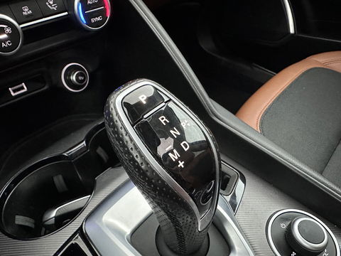 Alfa Romeo Giulia 2.0T Sprint (INCL.BTW) Aut. *PANO | LEATHER-FABRIC | XENON | ADAPTIVE-CRUISE | BLIND-SPOT | SPORTSEATS | CAMERA | NAVI-FULLMAP | DAB+ | SHIFT-PADDLES | PRIVACY-GLASS | ECC | 18"ALU*