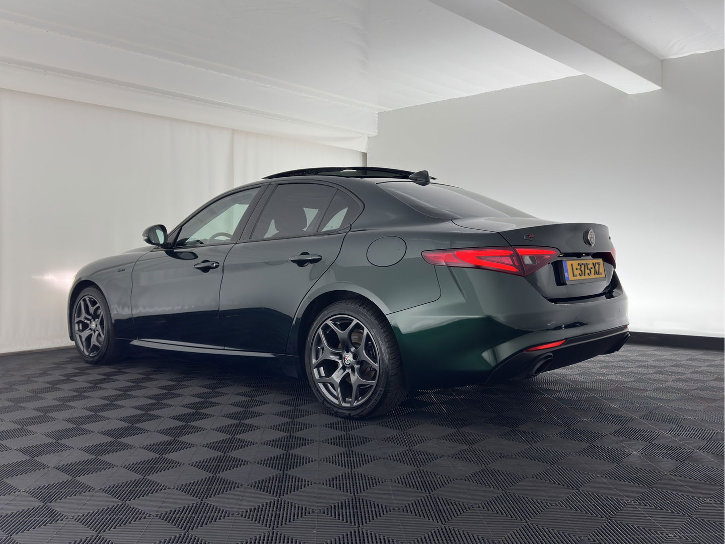 Alfa Romeo Giulia 2.0T Sprint (INCL-BTW) Aut. *PANO | LEATHER-FABRIC | XENON | ADAPTIVE-CRUISE | BLIND-SPOT | SPORTSEATS | CAMERA | NAVI-FULLMAP | DAB+ | SHIFT-PADDLES | PRIVACY-GLASS | LANE-ASSIST | BLINDSPOT | KEYLESS |