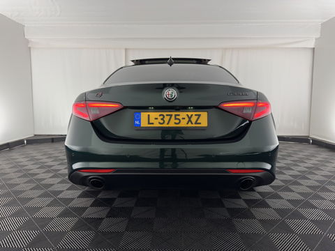 Alfa Romeo Giulia 2.0T Sprint (INCL.BTW) Aut. *PANO | LEATHER-FABRIC | XENON | ADAPTIVE-CRUISE | BLIND-SPOT | SPORTSEATS | CAMERA | NAVI-FULLMAP | DAB+ | SHIFT-PADDLES | PRIVACY-GLASS | ECC | 18"ALU*