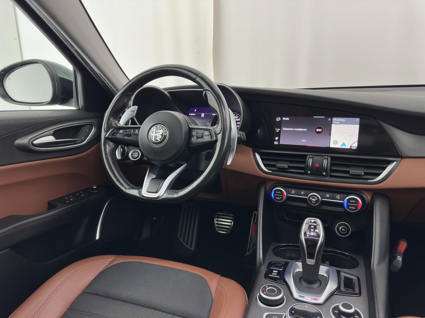 Alfa Romeo Giulia 2.0T Sprint (INCL.BTW) Aut. *PANO | LEATHER-FABRIC | XENON | ADAPTIVE-CRUISE | BLIND-SPOT | SPORTSEATS | CAMERA | NAVI-FULLMAP | DAB+ | SHIFT-PADDLES | PRIVACY-GLASS | ECC | 18"ALU*