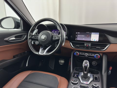 Alfa Romeo Giulia 2.0T Sprint (INCL.BTW) Aut. *PANO | LEATHER-FABRIC | XENON | ADAPTIVE-CRUISE | BLIND-SPOT | SPORTSEATS | CAMERA | NAVI-FULLMAP | DAB+ | SHIFT-PADDLES | PRIVACY-GLASS | ECC | 18"ALU*