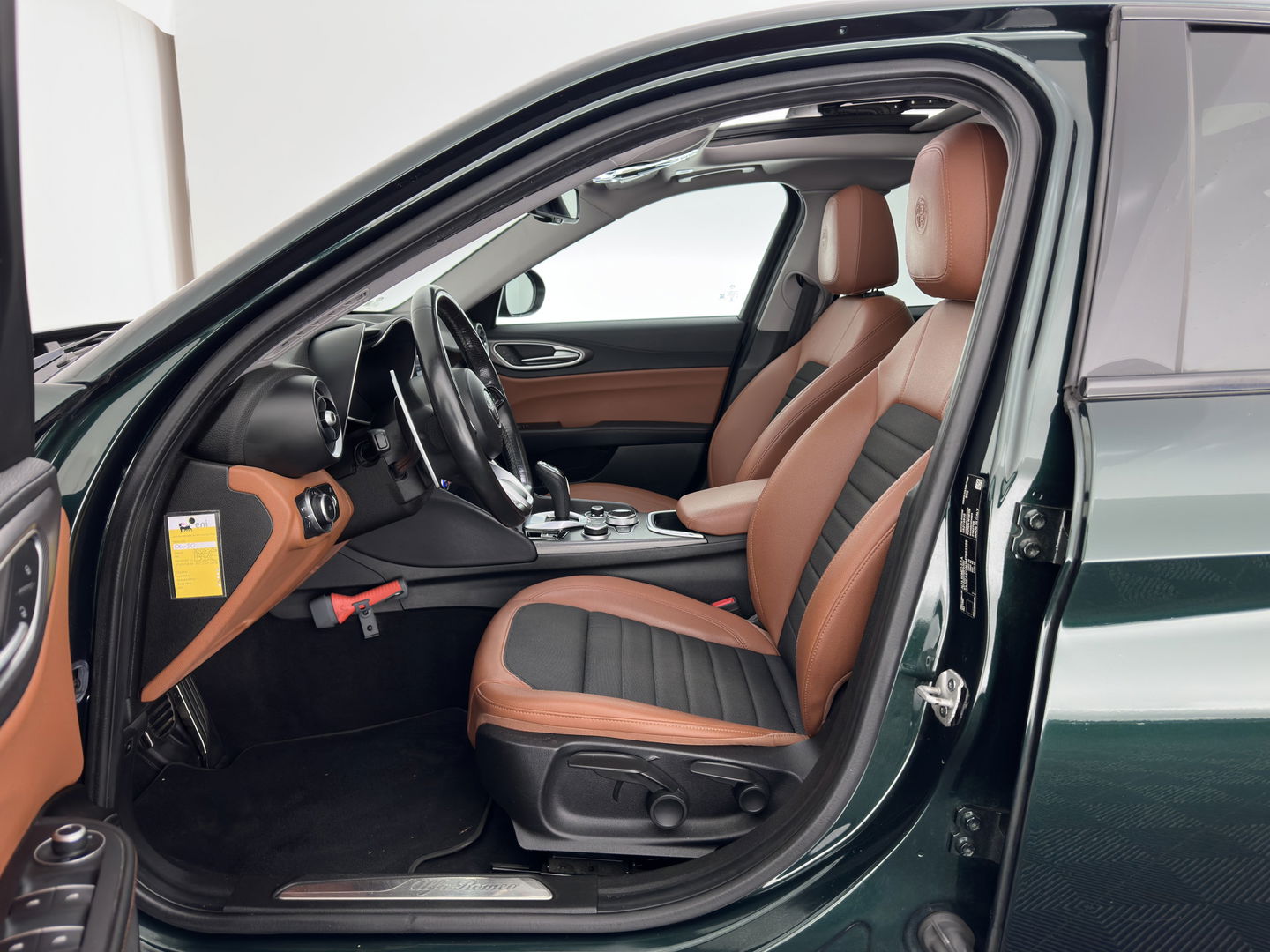 Alfa Romeo Giulia 2.0T Sprint (INCL-BTW) Aut. *PANO | LEATHER-FABRIC | XENON | ADAPTIVE-CRUISE | BLIND-SPOT | SPORTSEATS | CAMERA | NAVI-FULLMAP | DAB+ | SHIFT-PADDLES | PRIVACY-GLASS | LANE-ASSIST | BLINDSPOT | KEYLESS |