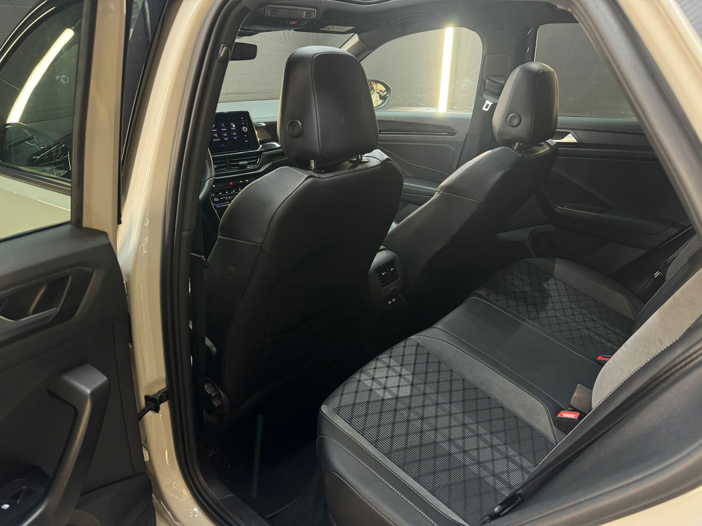 Volkswagen T-Roc 1.5 TSI R-Line Pano|Beats|Keyl|Camera|Dodeh