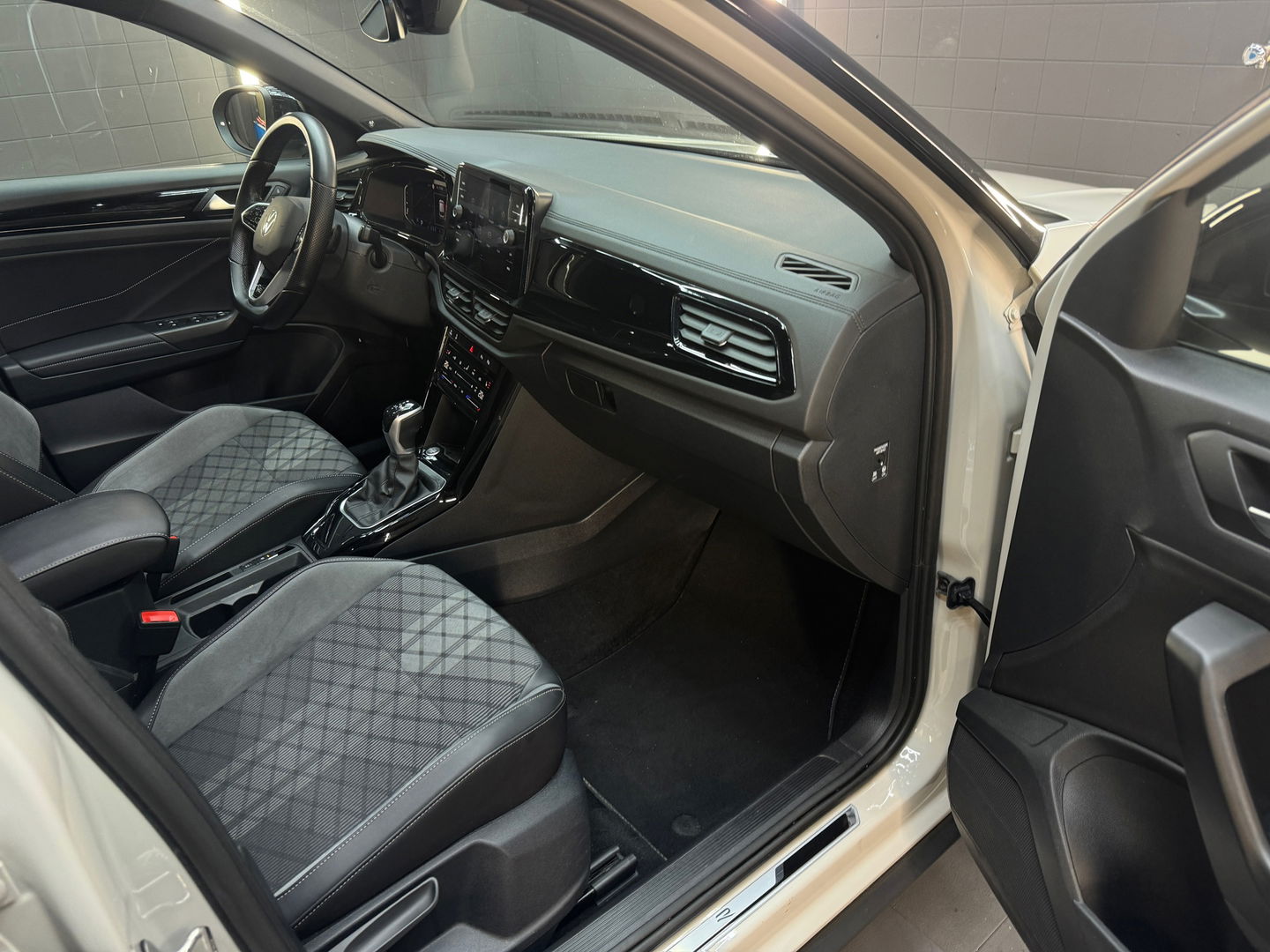 Volkswagen T-Roc 1.5 TSI R-Line Pano|Beats|Keyl|Camera|Dodeh