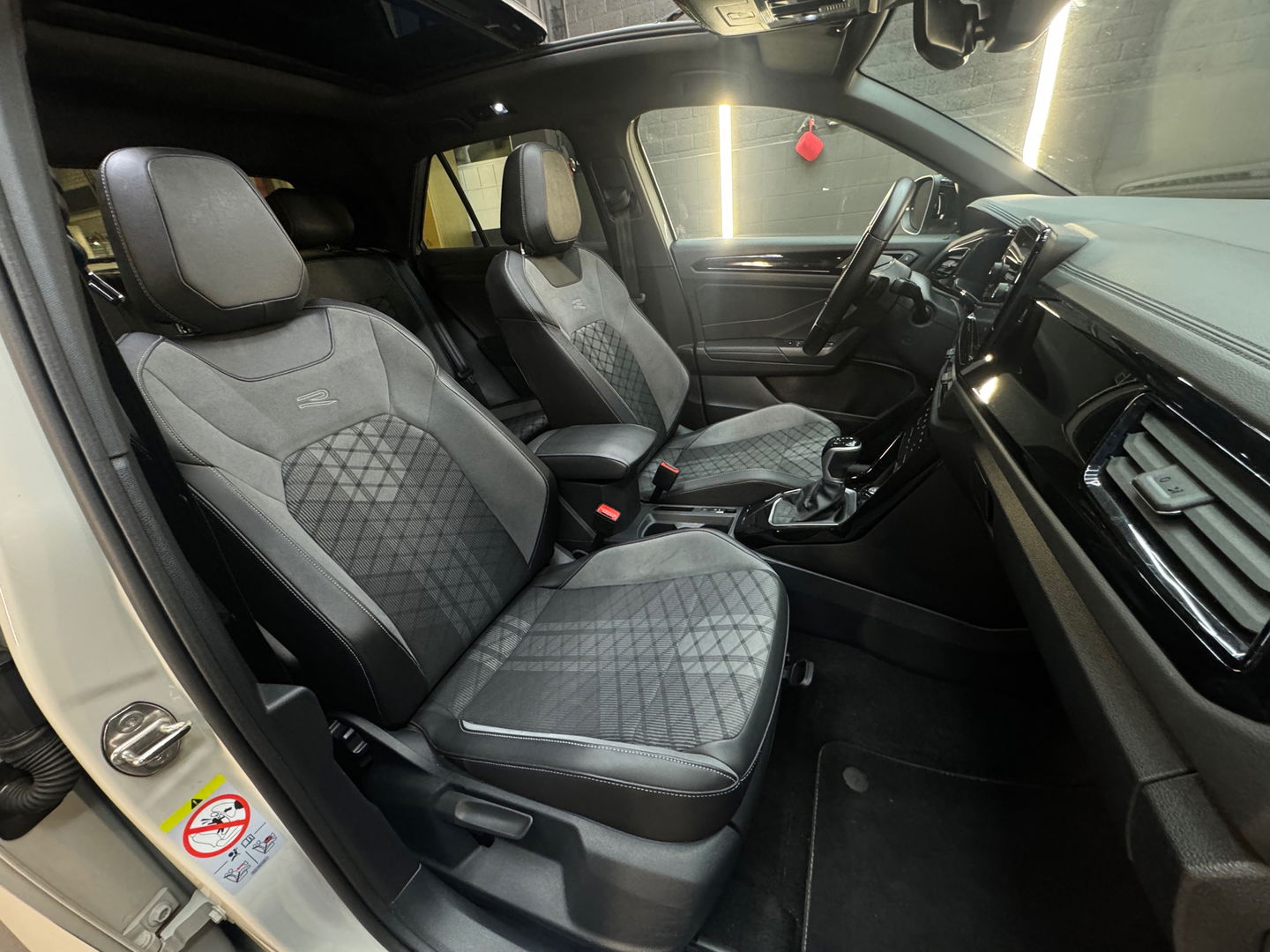 Volkswagen T-Roc 1.5 TSI R-Line Pano|Beats|Keyl|Camera|Dodeh