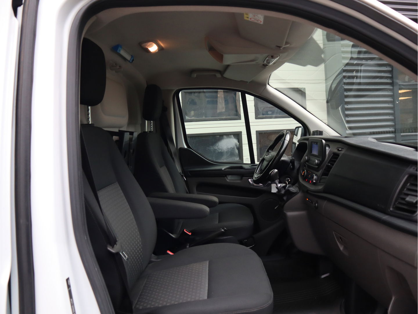 Ford Transit Custom 2.0 TDCI 105 pk Euro 6 L2H2 Sortimo Inrichting - Omvormer 220V - Trekhaak - Camera
