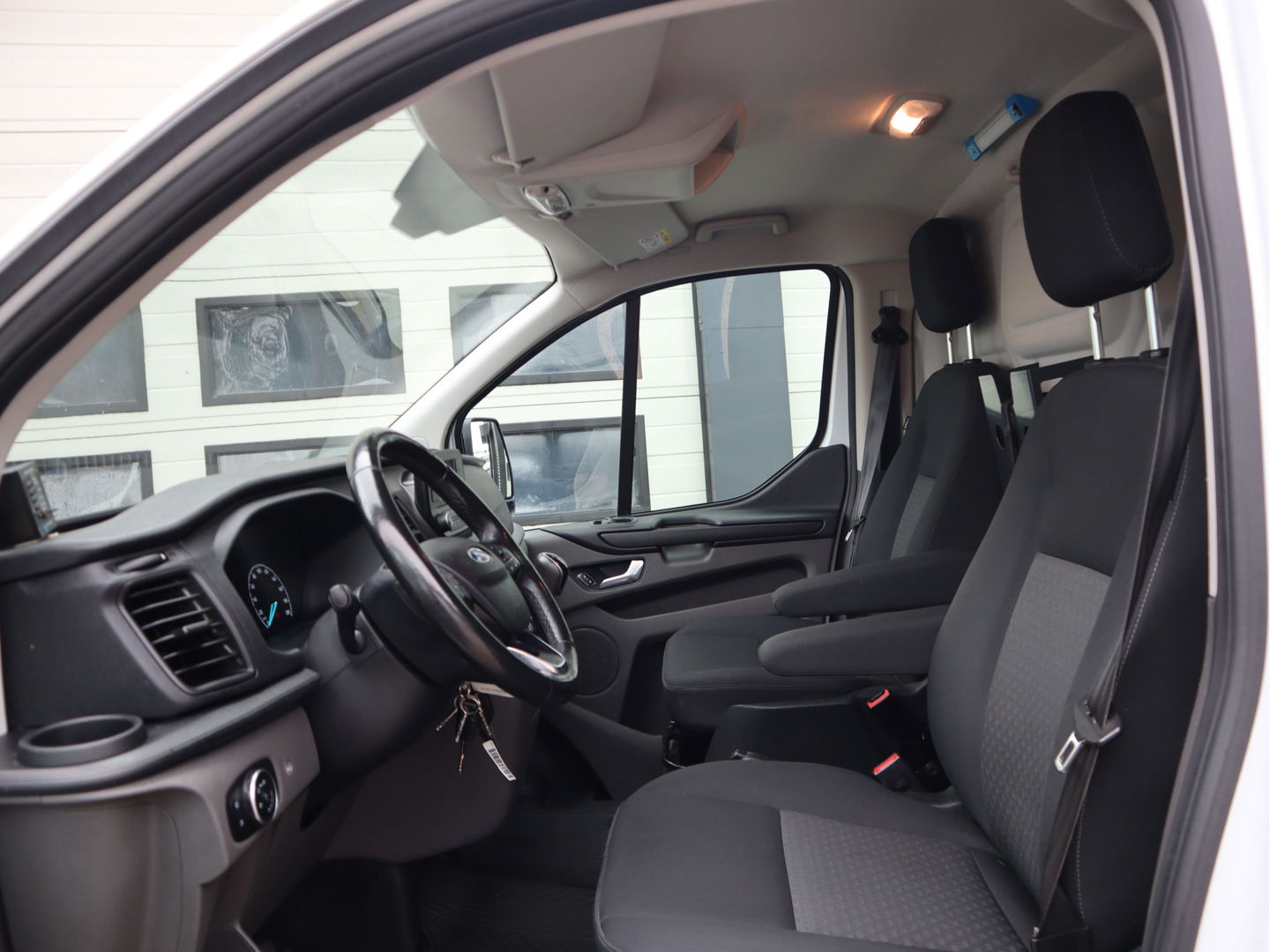 Ford Transit Custom 2.0 TDCI 105 pk Euro 6 L2H2 Sortimo Inrichting - Omvormer 220V - Trekhaak - Camera