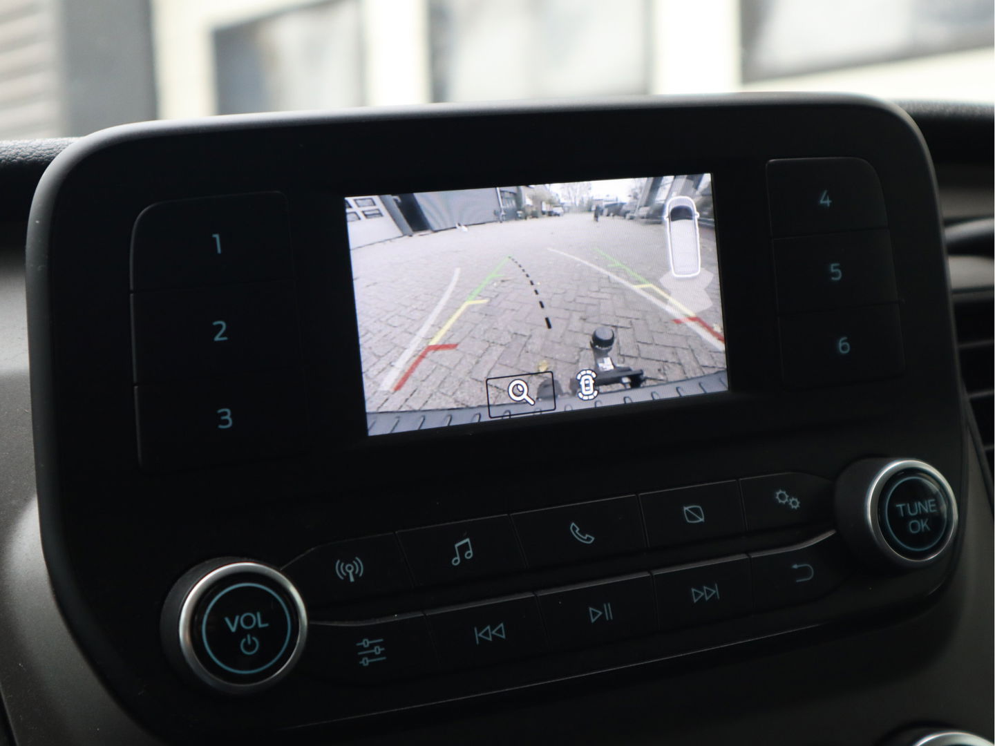 Ford Transit Custom 2.0 TDCI 105 pk Euro 6 L2H2 Sortimo Inrichting - Omvormer 220V - Trekhaak - Camera