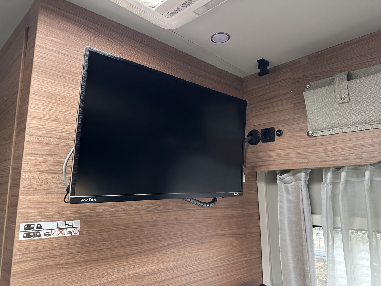 Weinsberg X-CURSION 500 MQ Edition | Hefbed | Stoelverwarming | TV-Satelliet | Thule Cassetteluifel | Achteruitrijcamera | Apple Carplay | Android Auto