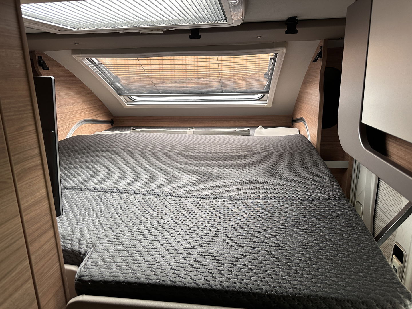 Weinsberg X-CURSION 500 MQ Edition | Hefbed | Stoelverwarming | TV-Satelliet | Thule Cassetteluifel | Achteruitrijcamera | Apple Carplay | Android Auto