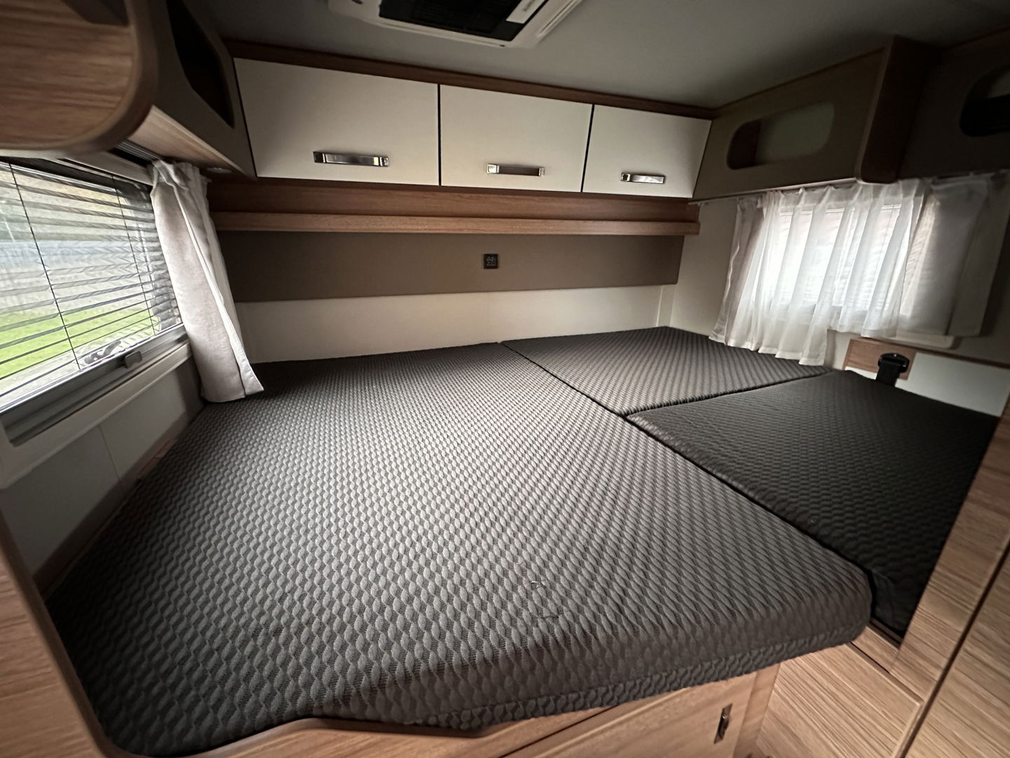 Weinsberg X-CURSION 500 MQ Edition | Hefbed | Stoelverwarming | TV-Satelliet | Thule Cassetteluifel | Achteruitrijcamera | Apple Carplay | Android Auto