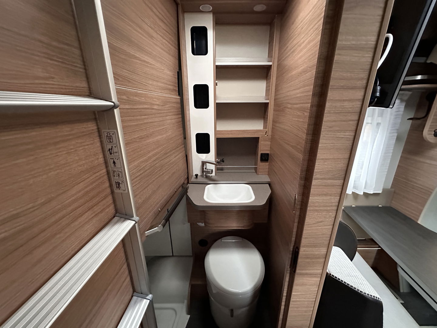 Weinsberg X-CURSION 500 MQ Edition | Hefbed | Stoelverwarming | TV-Satelliet | Thule Cassetteluifel | Achteruitrijcamera | Apple Carplay | Android Auto