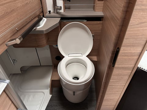 Weinsberg X-CURSION 500 MQ Edition | Hefbed | Stoelverwarming | TV-Satelliet | Thule Cassetteluifel | Achteruitrijcamera | Apple Carplay | Android Auto