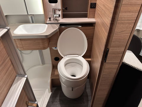 Weinsberg X-CURSION 500 MQ Edition | Hefbed | Stoelverwarming | TV-Satelliet | Thule Cassetteluifel | Achteruitrijcamera | Apple Carplay | Android Auto