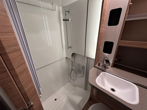 Weinsberg X-CURSION 500 MQ Edition | Hefbed | Stoelverwarming | TV-Satelliet | Thule Cassetteluifel | Achteruitrijcamera | Apple Carplay | Android Auto